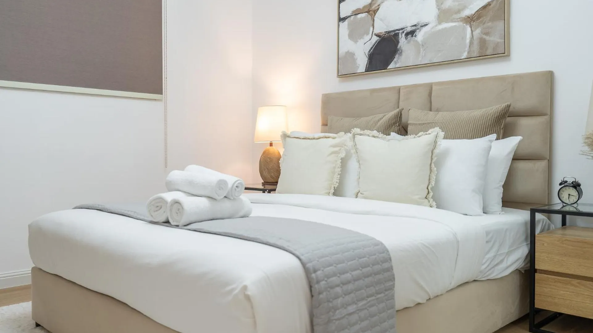 Sleeps 4 In This 2 Bedroom Apartment In Dubai Gate 2