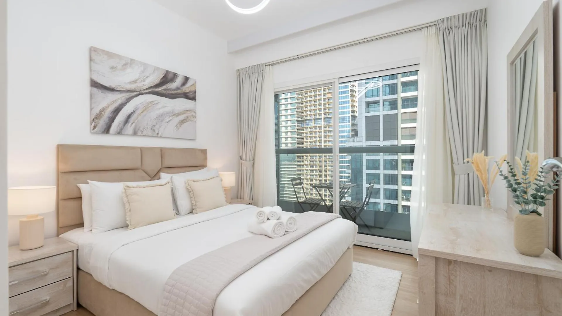 Sleeps 4 In This 2 Bedroom Apartment In Dubai Gate 2
