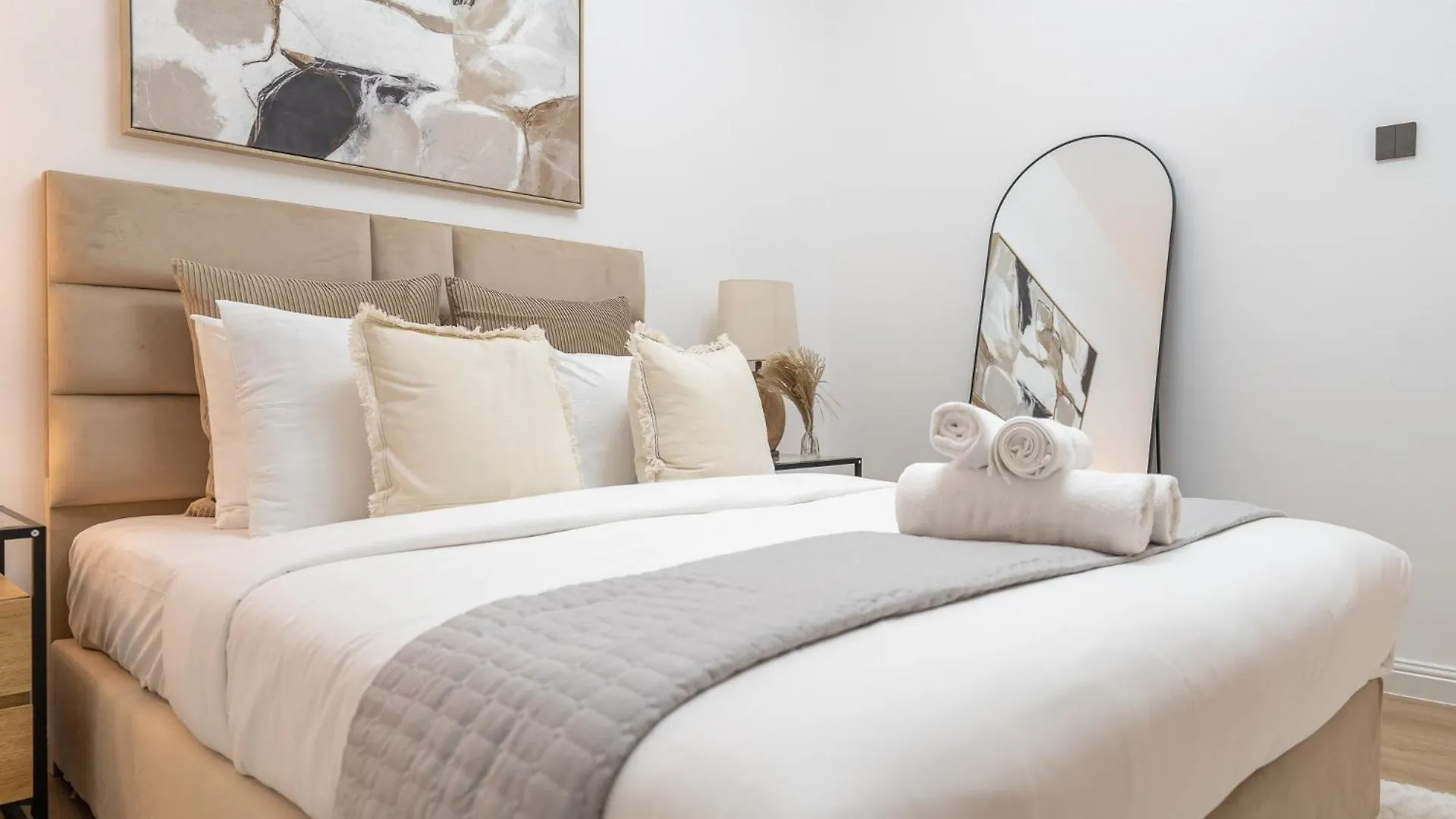 Sleeps 4 In This 2 Bedroom Apartment In Dubai Gate 2 0*,