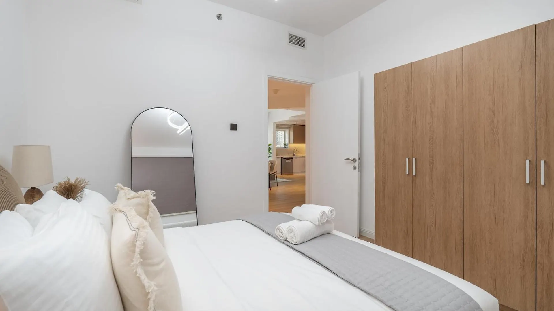 Sleeps 4 In This 2 Bedroom Apartment In Dubai Gate 2