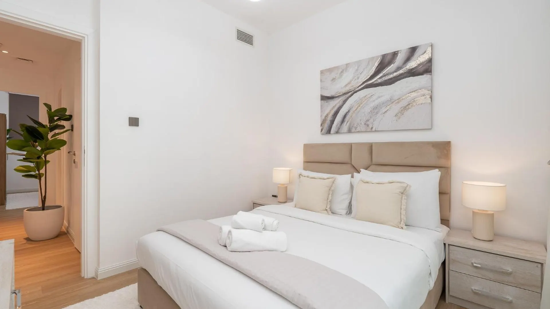 Sleeps 4 In This 2 Bedroom Apartment In Dubai Gate 2