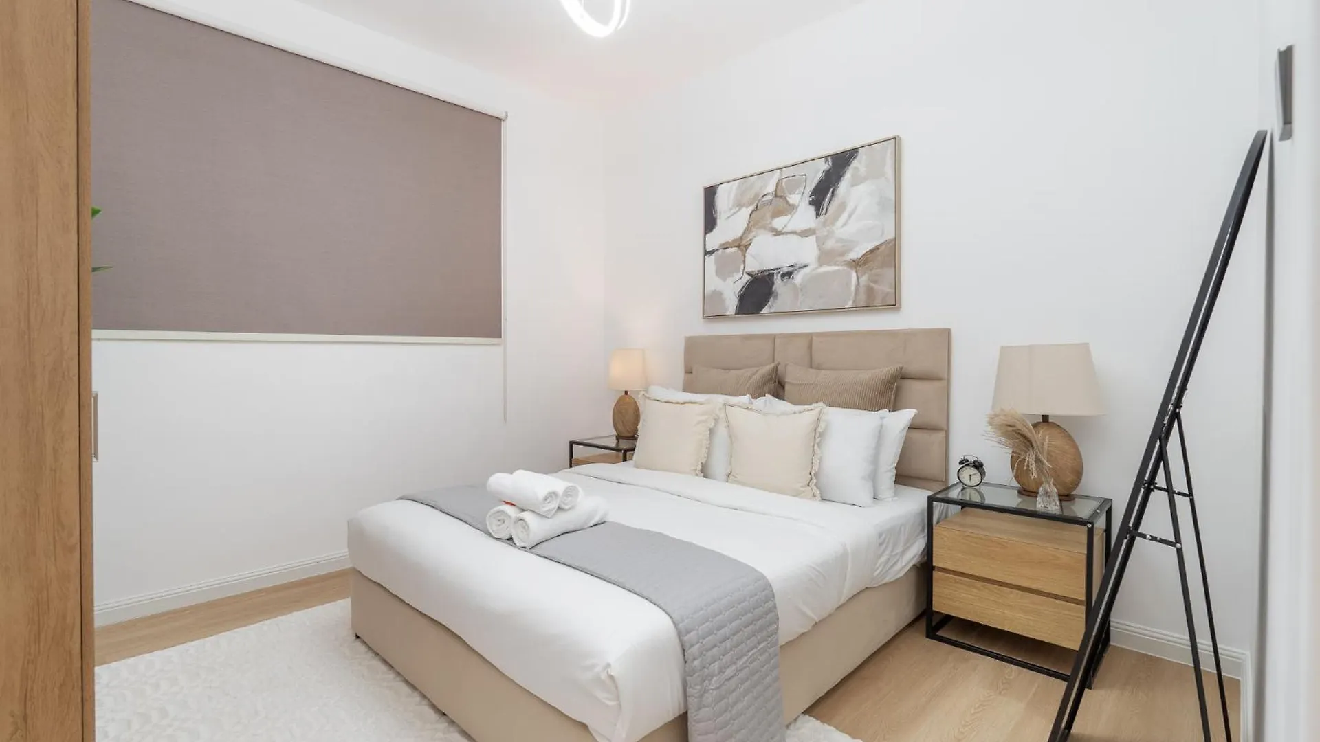 Sleeps 4 In This 2 Bedroom Apartment In Dubai Gate 2