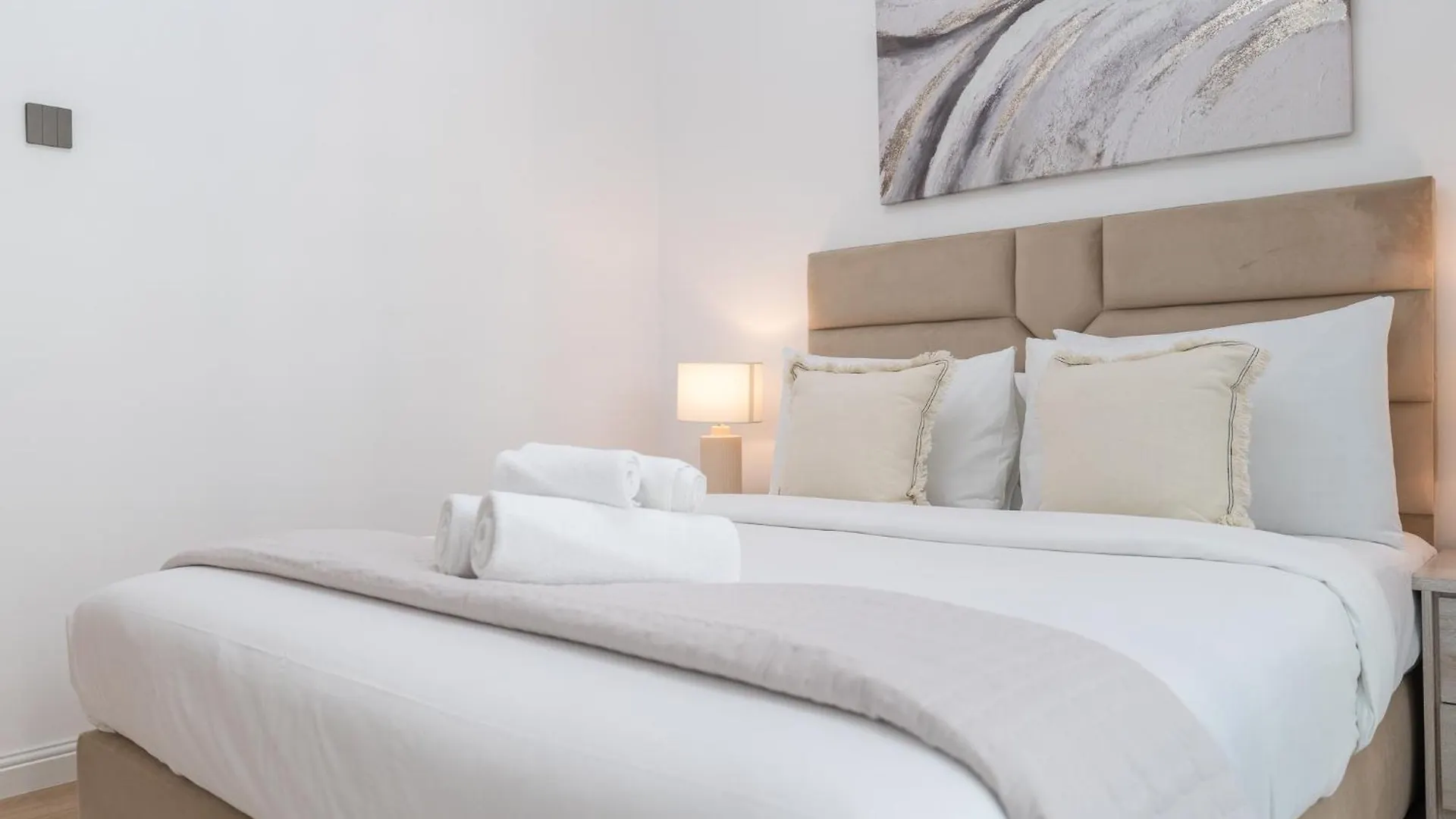 Sleeps 4 In This 2 Bedroom Apartment In Dubai Gate 2