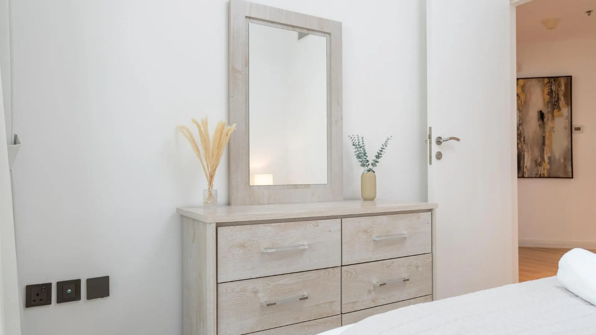 Sleeps 4 In This 2 Bedroom Apartment In Dubai Gate 2