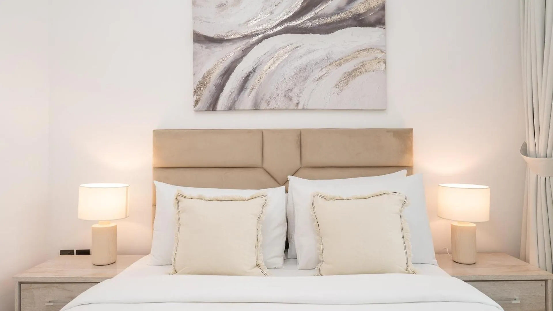 Sleeps 4 In This 2 Bedroom Apartment In Dubai Gate 2
