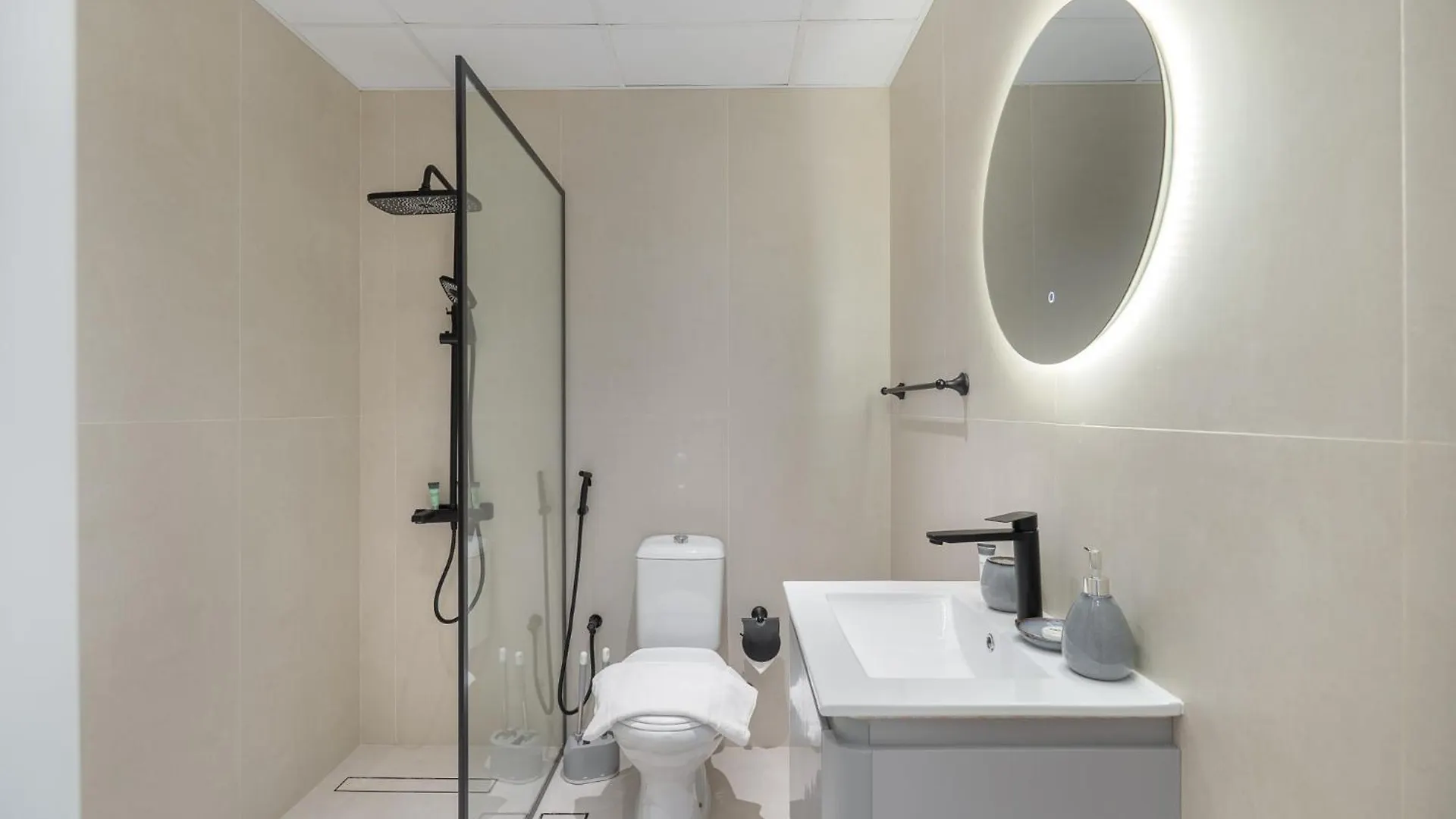Sleeps 4 In This 2 Bedroom Apartment In Dubai Gate 2